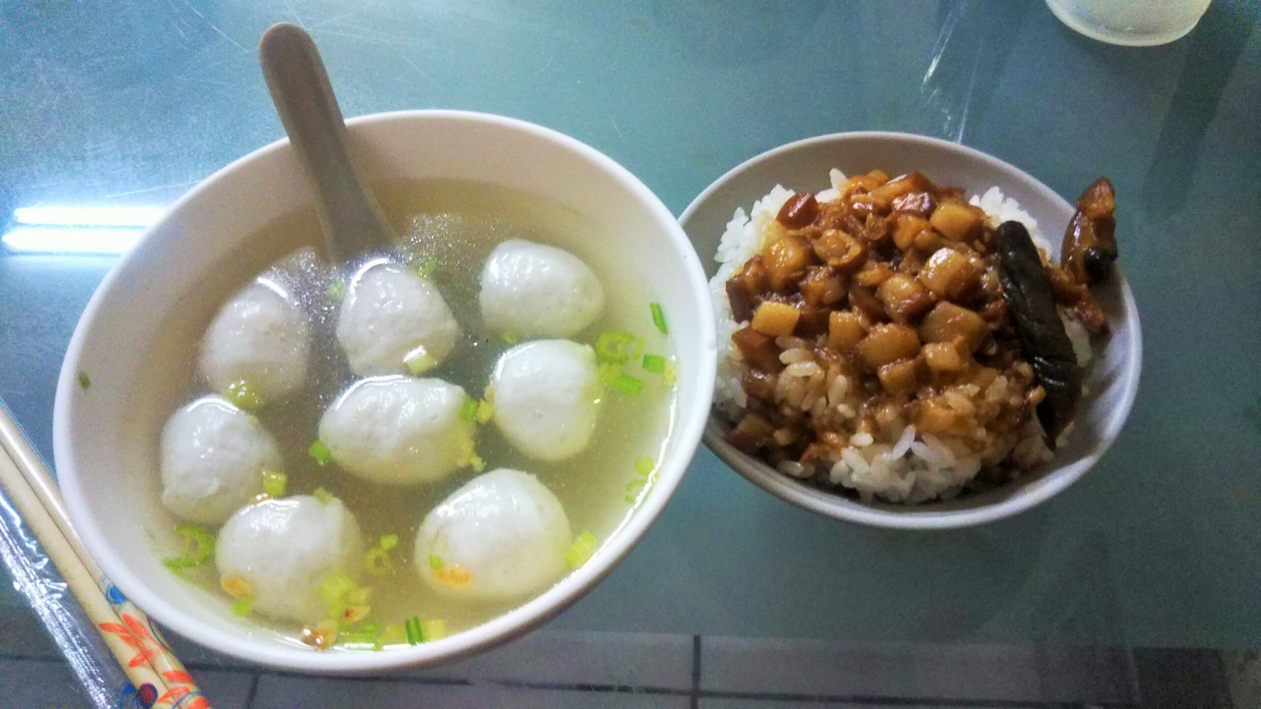 虱目魚丸湯(白身魚のつみれスープ)+台湾ではお約束の魯肉飯 イメージ